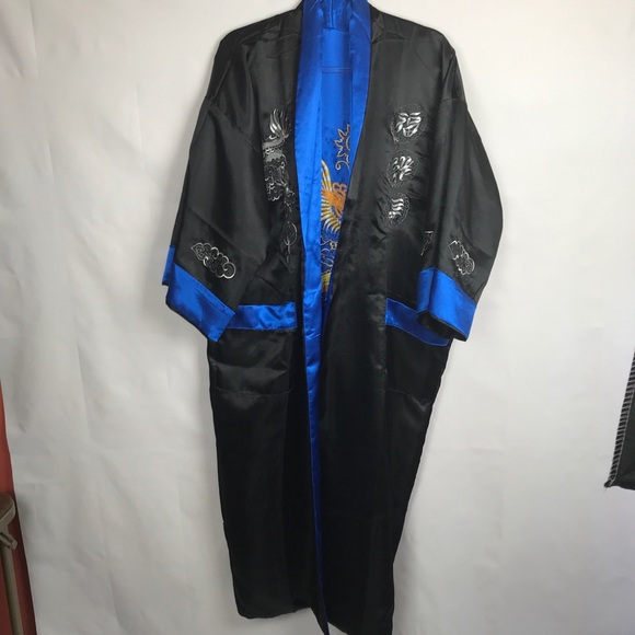 GORGEOUS UNISEX REVERSIBLE SATIN ROBE NWOT - Picture 2 of 10